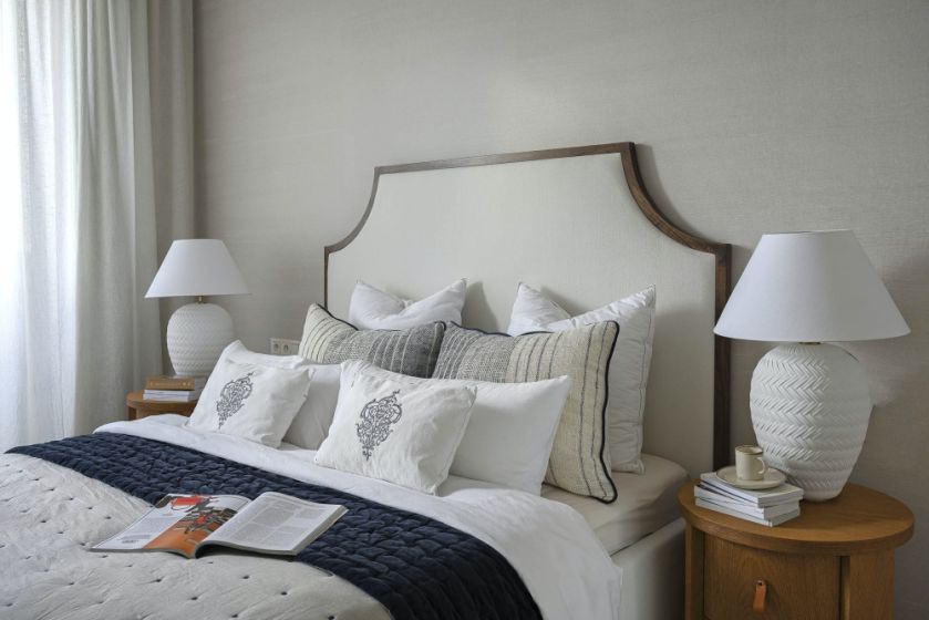elegancka sypialnia beż i drewno