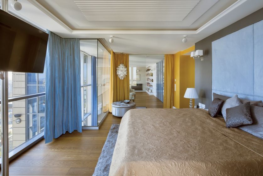 Sypialni przytulności dodają tkaniny i kolory – beże, błękity i szarości zestawione z żółtymi zasłonami.