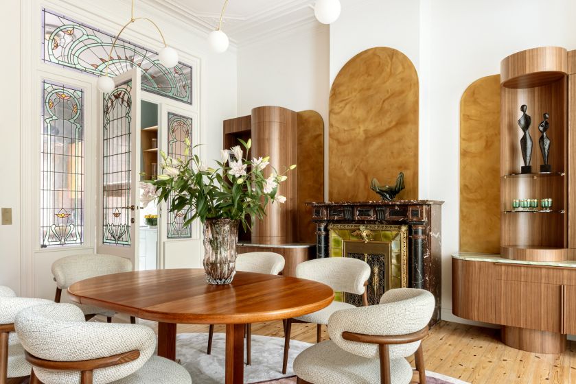 Jadalnia w salonie w historycznej kamienicy