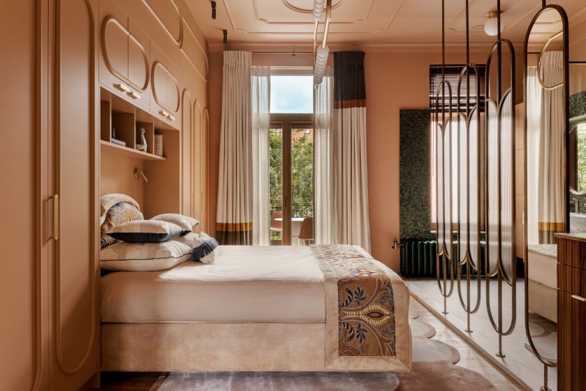 elegancka kobieca sypialnia w mieszkaniu w historycznej kamienicy