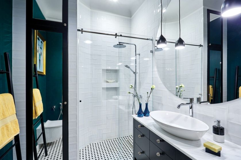 mała łazienka czarno biała