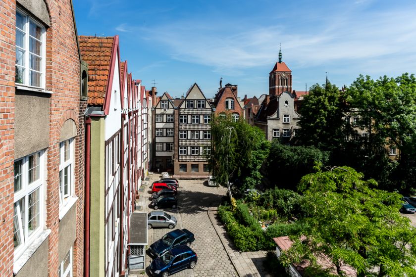 Małe mieszkanie, zwłaszcza na poddaszu w kamienicy, wymaga dobrego projektu wnętrza.