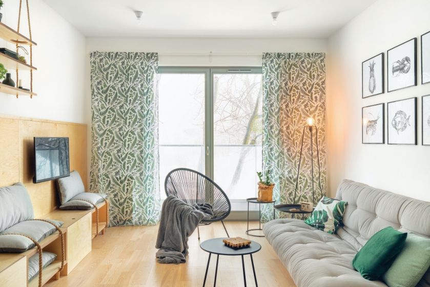 mały salon w bloku w stylu skandynawskim