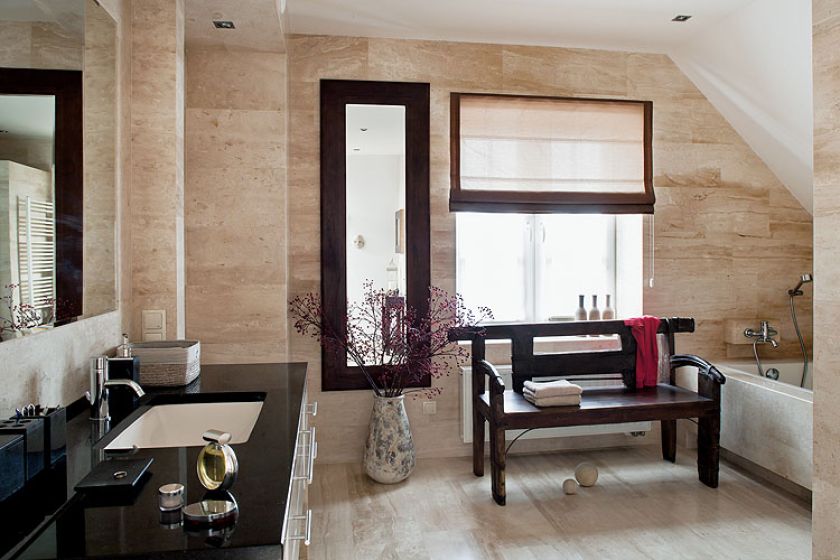 Marmur i ciemne drewno. Eklektyzm z egzotyką