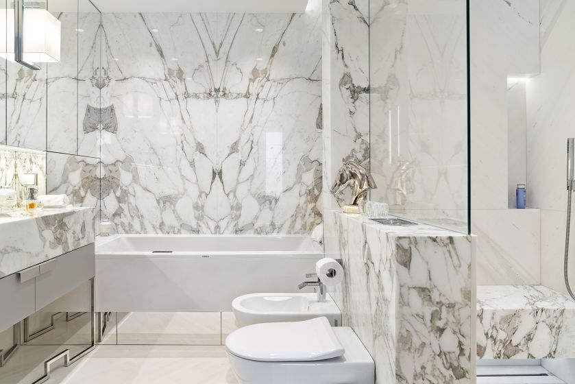 biały marmur w łazience