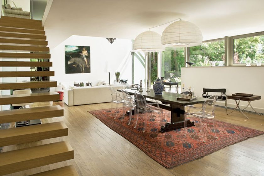 Masywny, dębowy stół od ojca gospodarza pomieści 12 osób. Do kompletu krzesła Ghost Starca.