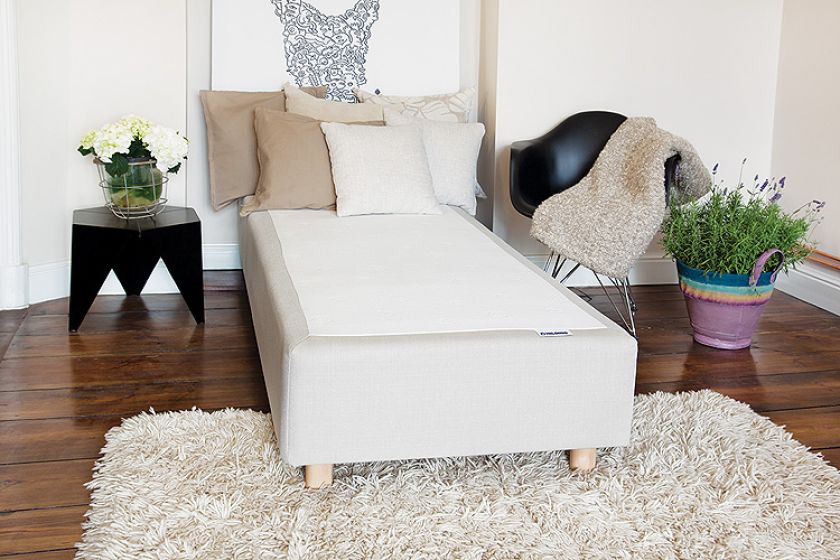 Materac typu Select Box na ramie drewnianej plus dostawiane nóżki to patent do małych sypialni, od 1300 zł, Hilding