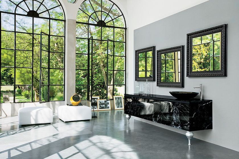 Meble 360 Gradi to eksperyment z naturalnym marmurem i pałacowymi nóżkami. Z kolei w Must zobaczymy brązowy Onyx, oksydowany