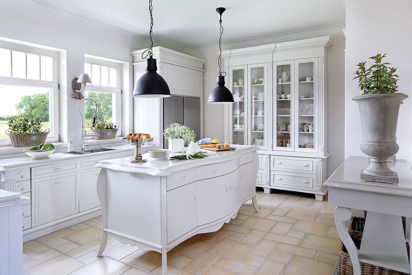 Meble malowane na jasne kolory nigdy nie mają biurowego odcienia bieli.