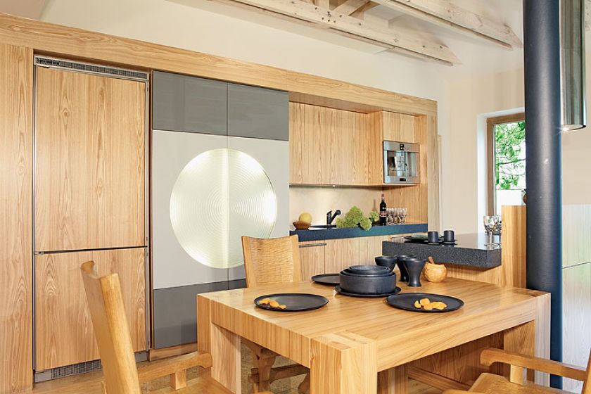 Meble z białego jesionu i nowoczesny, intrygujący styl zabudowy.