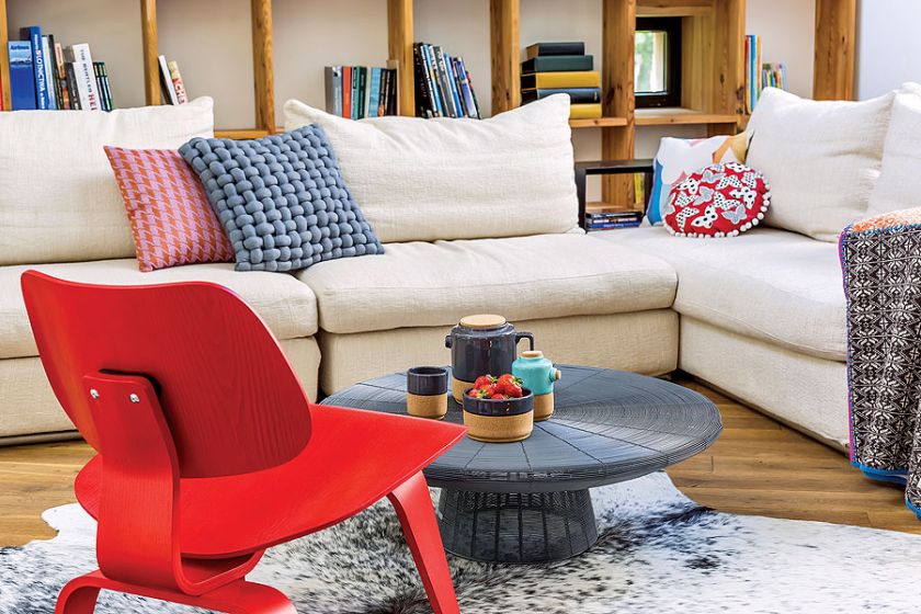 Miekkie kanapy, kolorowe poduszki, ciekawe formy.