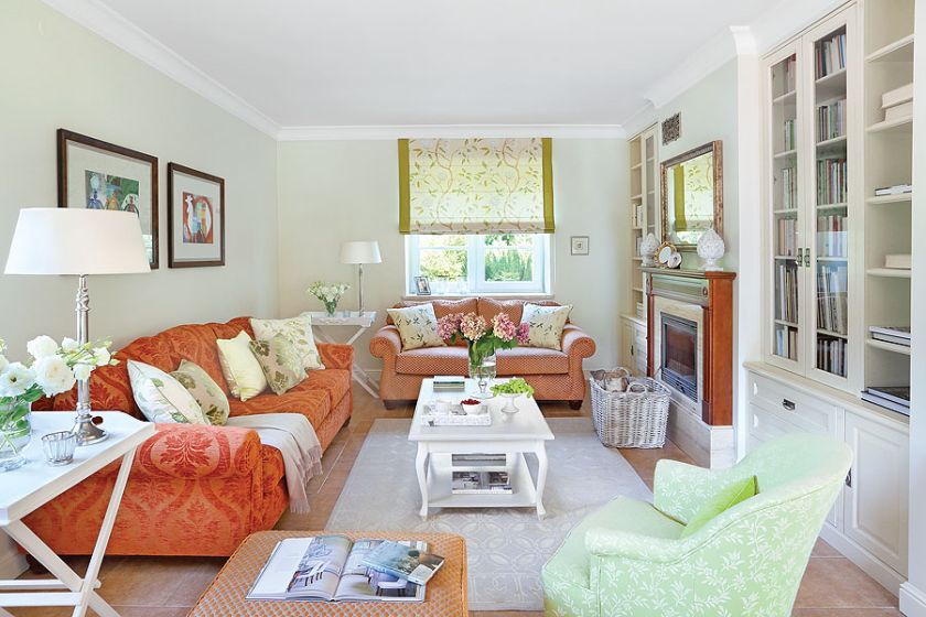 Mięsiste, drukowane lny z roślinnymi motywami (na zasłonach, roletach i poduszkach) zestawiono z szenilowym obiciem sof.