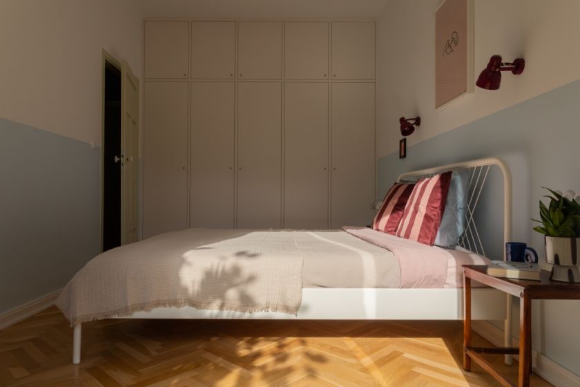 sypialnia stylu vintage w modernistycznej kamienicy