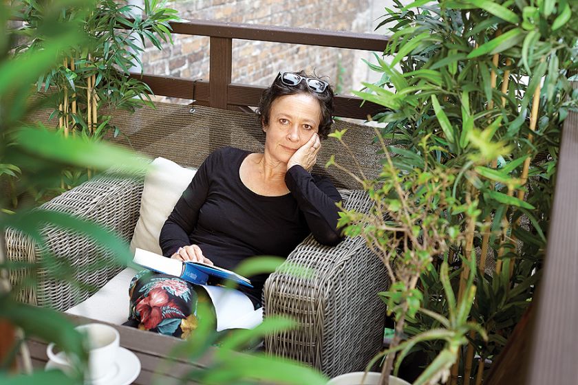 Mieszkanie Hanny Samson w starej kamienicy na warszawskim Mokotowie znajduje się blisko ruchliwej ulicy, ale