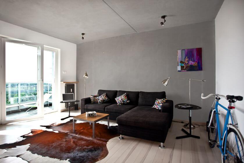 W salonie nie ma niepotrzebnych mebli - jest urządzony minimalistycznie, ale funkcjonalnie.