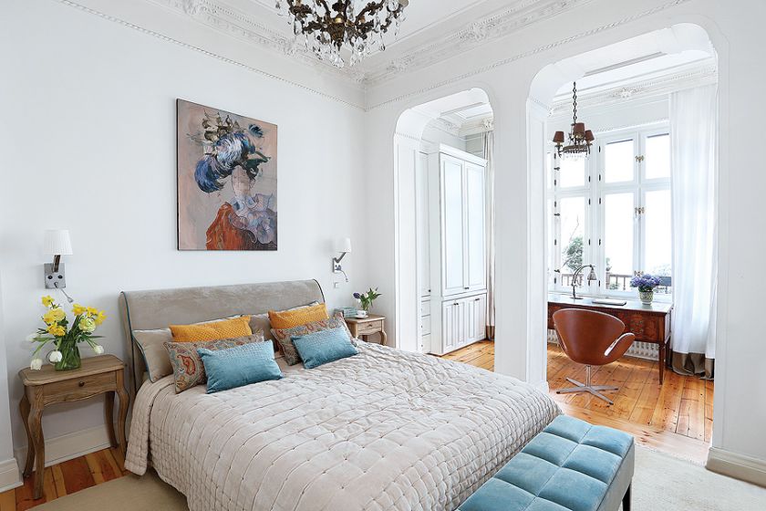 biała sypialnia w stylu klasycznym