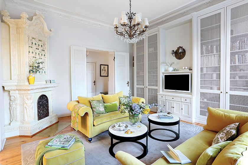żółte dodatki w białym salonie