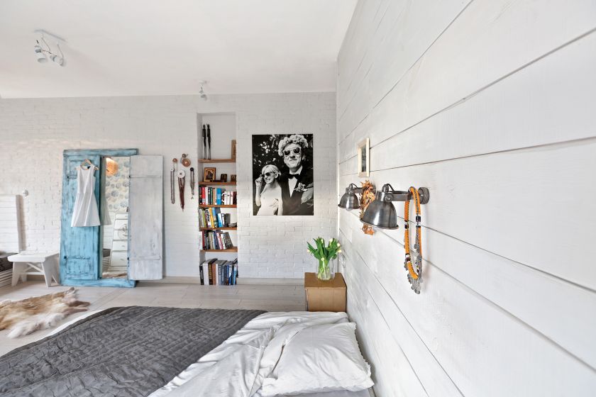 Mało kto rzuca się z zapałem na urządzanie mieszkania na poddaszu, które przypomina tramwaj. Ma długi korytarz i przykryte