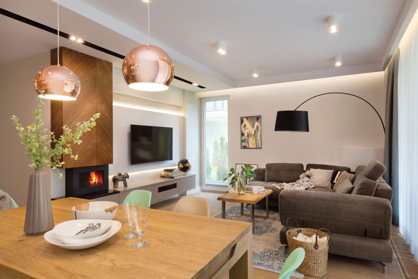 Kominek przypomina tu artdekowski mebel, ściana sypialni rozsuwa się jak w sezamie