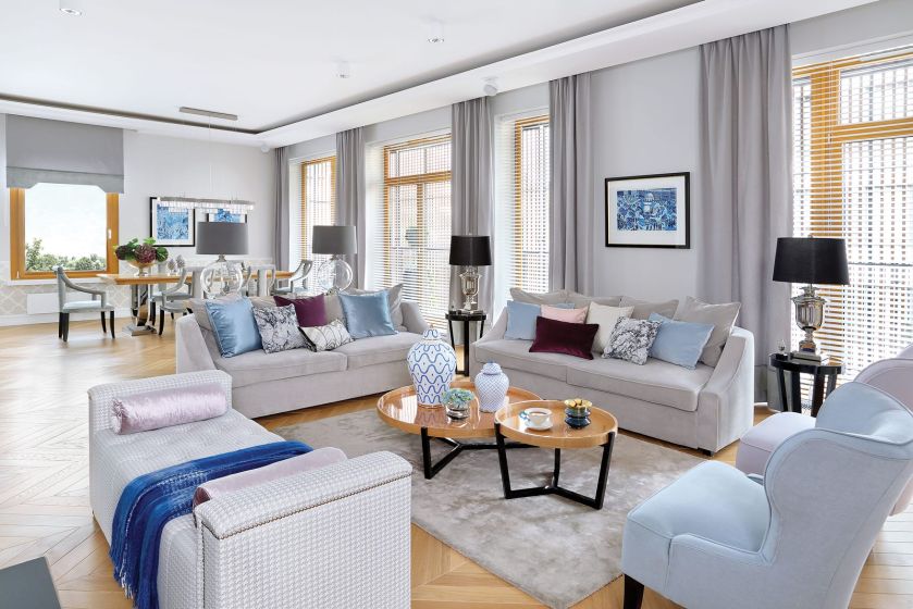 Karolinie spodobał się elegancki, spokojny i bardzo symetryczny styl hamptons z elementami stylizowanymi na nowojorskie