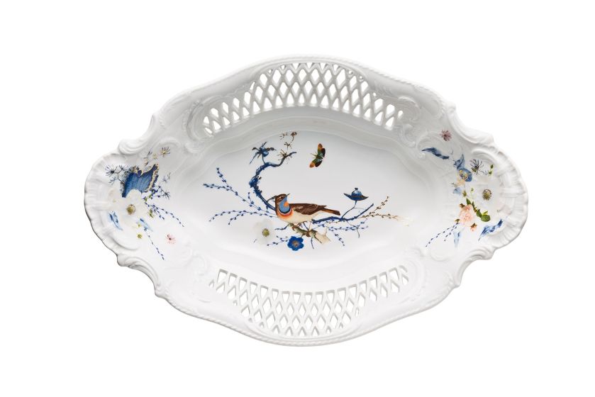 Zastawa stołowa z roślinami i owadami