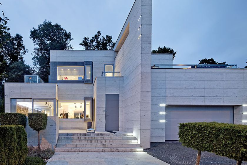 Mocnym akcentem jest przecinająca dom ściana, która wychodzi aż do ogrodu.