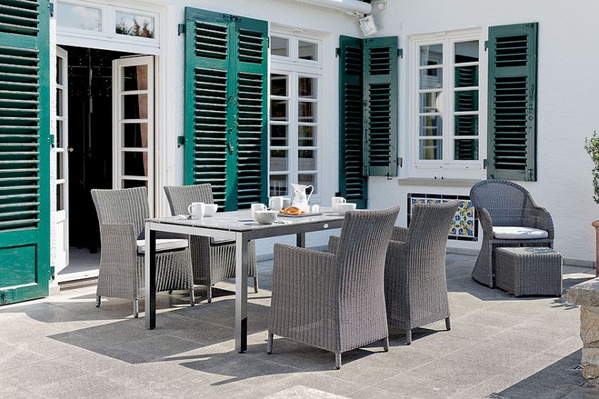 Modne szarości – stolik z aluminium i plecione fotele, DOMOTEKA