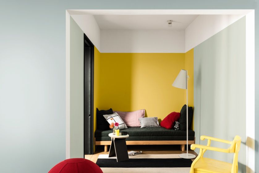 Pokój w energetycznych kolorach połączonych ze spokojną miętową szarością