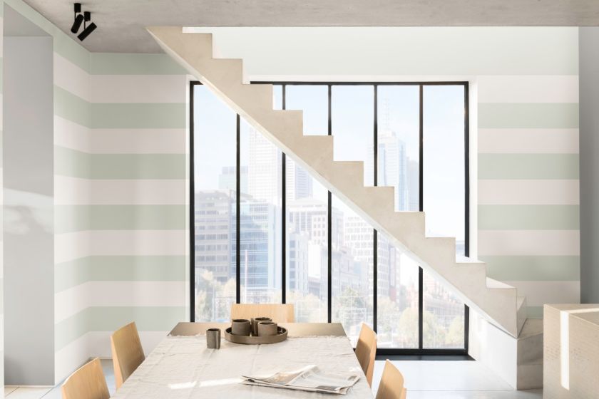 Ściana w dwóch odcieniach: bieli i miętowej szarości