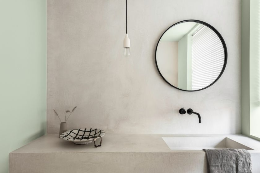 Łazienka w stonowanych kolorach. Ten kolor odmieni ściany naszych salonów i kuchni w 2020 roku