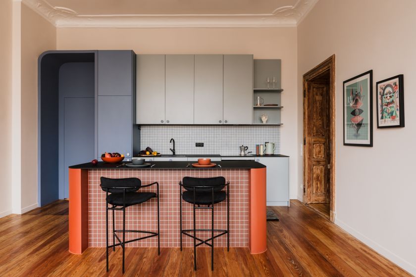 kuchnia z wyspą z płytkami ułożonymi w kratkę