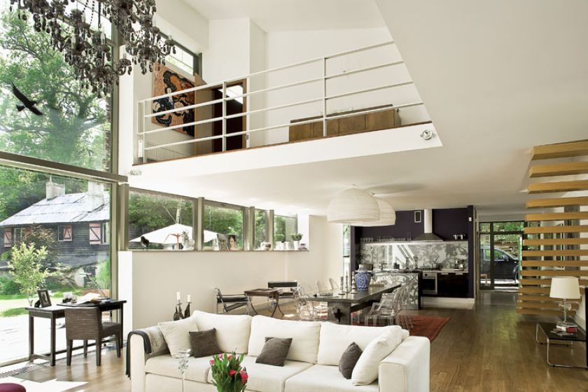 Na antresoli znajdują się biblioteka i sypialnia z łazienką.