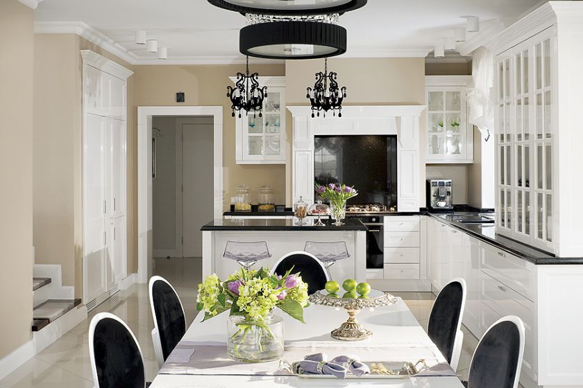 Na blacie słoje i wazon z BB Home, bieżnik na stole z Almi Decor.