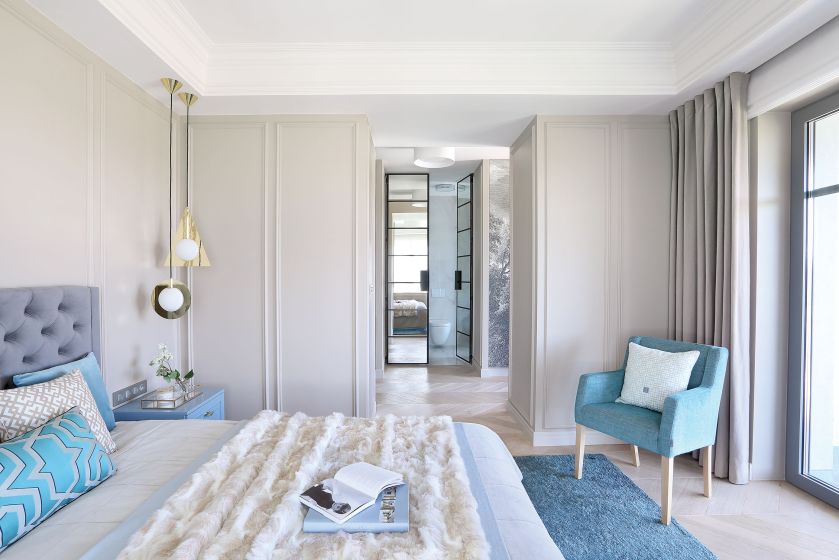 Na łóżku małżeńskim poduszki i narzuta kupione w Decolor.