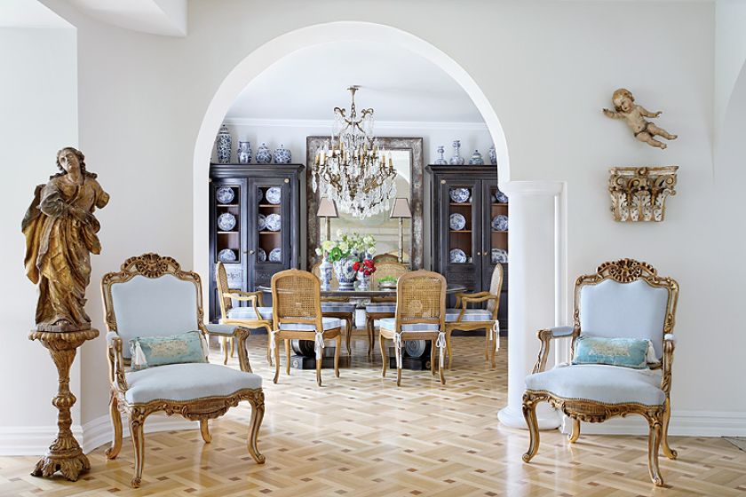 Na pierwszym planie stylizowane fotele obite aksamitem.