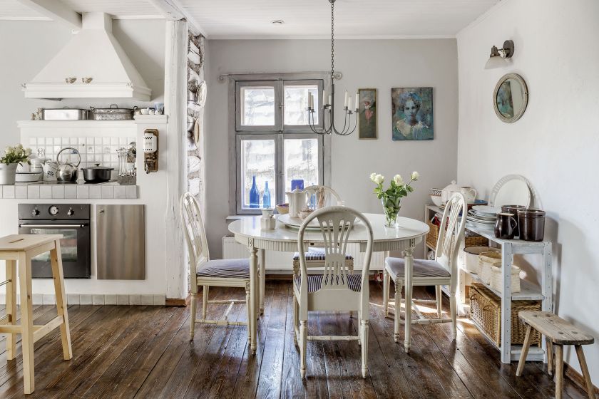 Na początku wnętrze przypominało wiejską chatę – wszystko w naturalnym drewnie. Ale było za ciemne,