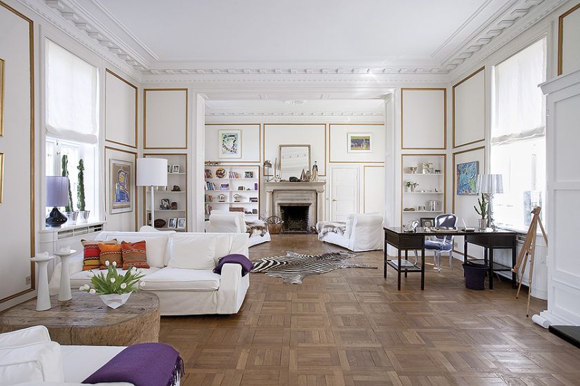 Na podłodze dębowy parkiet. Pałacowe wnętrze po skandynawsku