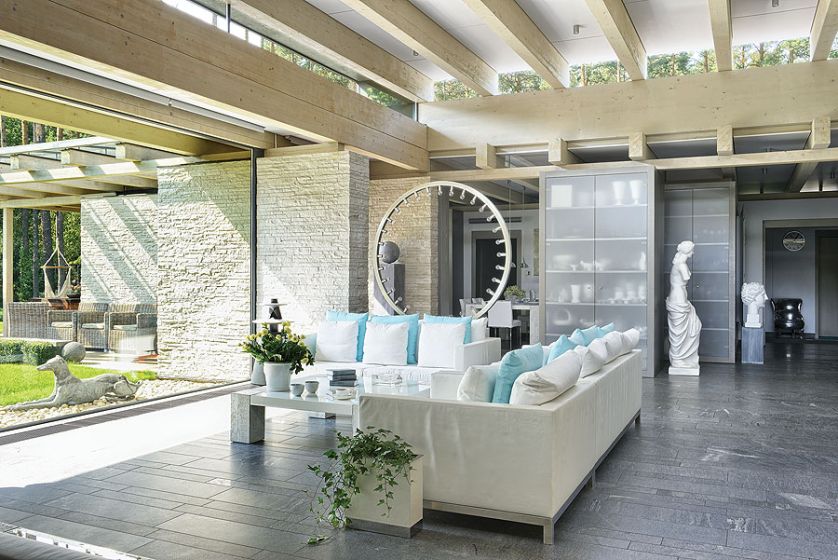 Na podłodze leży łupek, włoski asermone. Kupiła cały kamienny blok, który już na miejscu został pocięty na płytki.