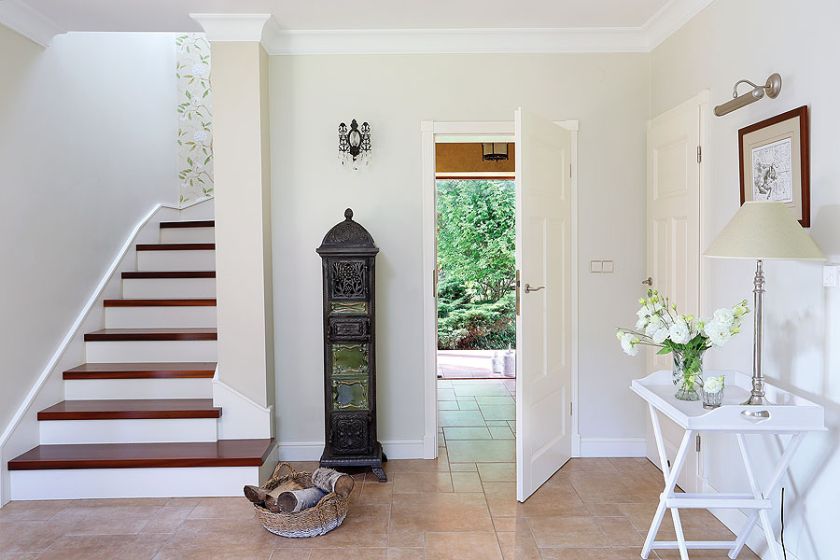 Na podłodze na parterze położono praktyczne płytki, by łatwiej zapanować nad nanoszonym piaskiem z boiska.