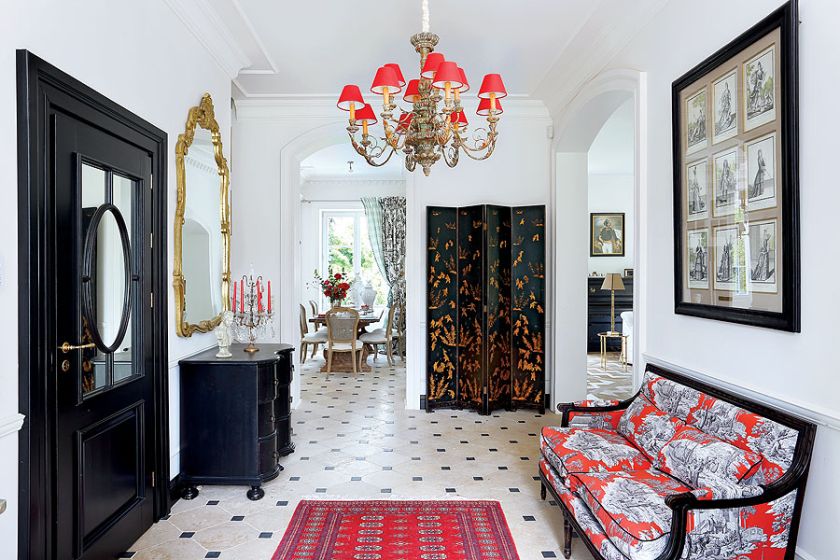 Na ścianach grafiki z francuskimi scenkami rodzajowymi.