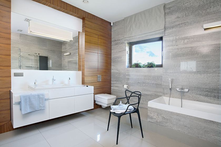 Na ścianie cieniowany gres i orzech amerykański, który tworzy klimat salonu kompielowego.