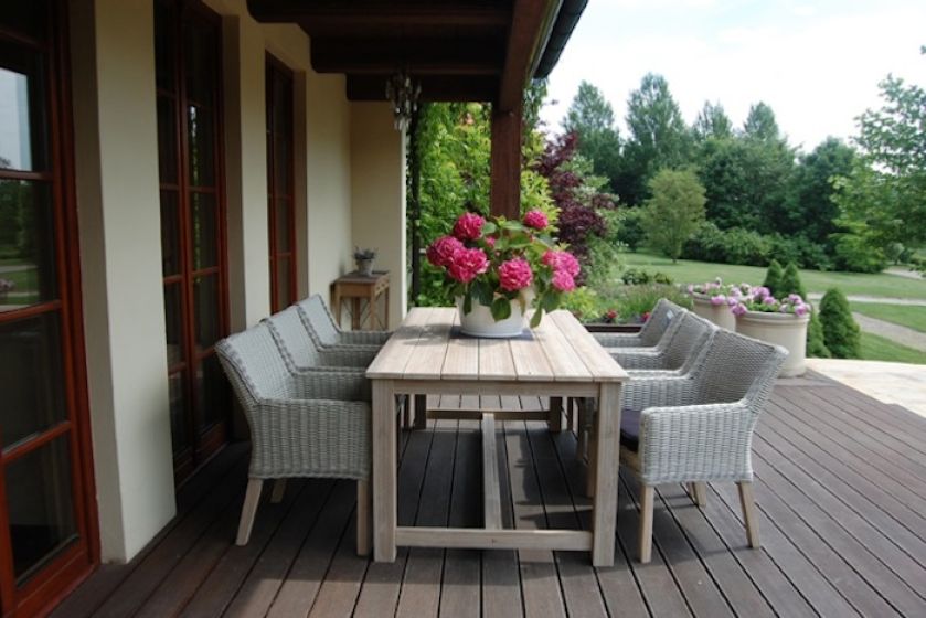 Na tarasie lub w ogrodzie można urządzić i salon, i jadalnię. Myli się ten, kto myśli, że będzie mniej wygodnie niż w domu.