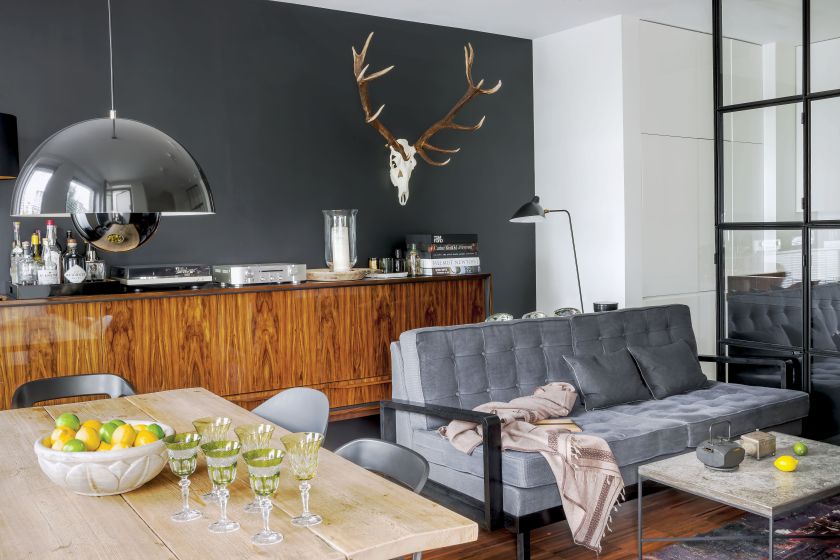 Na tle czarnej ściany, mebel zaprojektowany przez architektki.