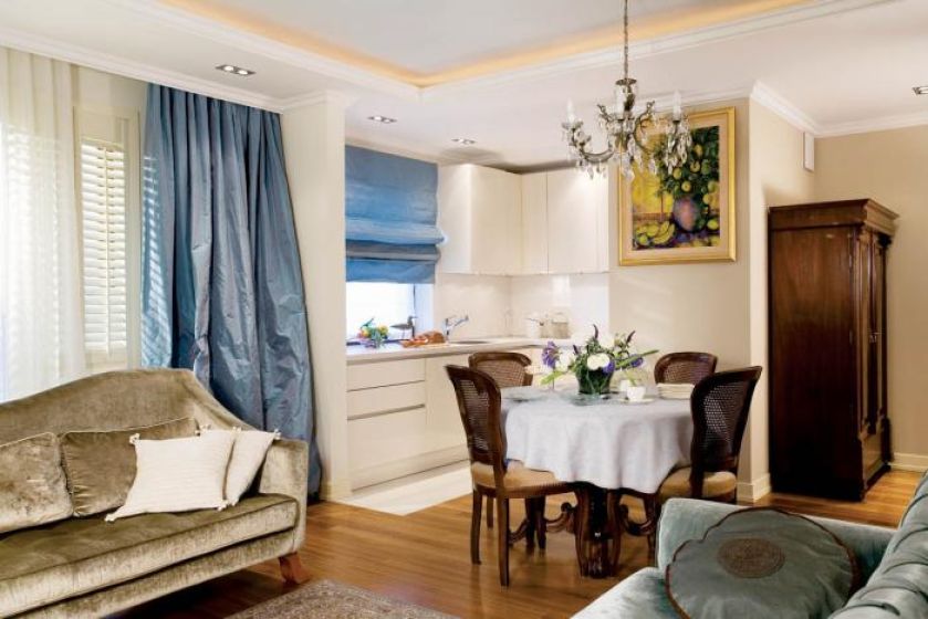 Nadmorski klimat podkreślają kolory. Roleta w kuchni, na wzór rzymskiej, w kolorze błękitnego nieba komponuje