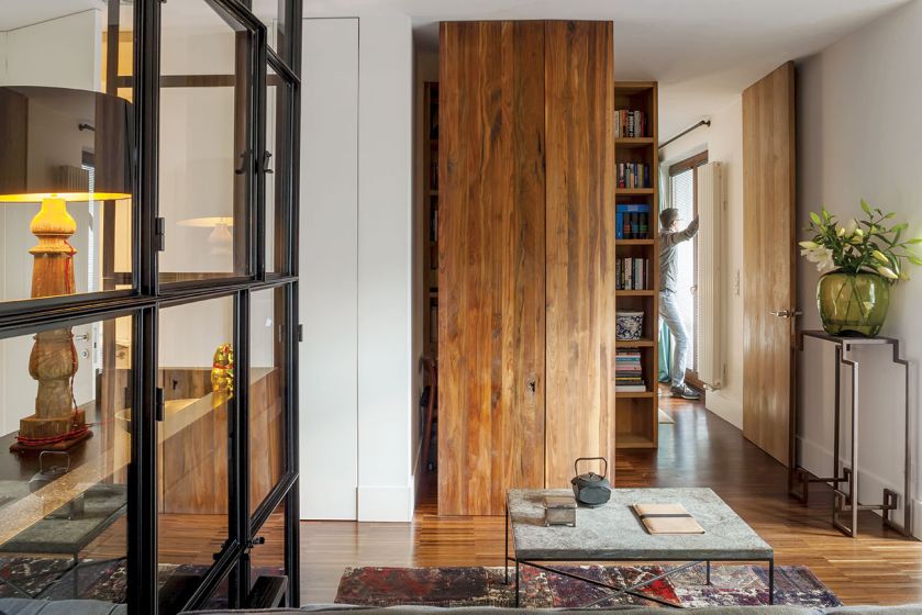 Najbardziej niezwykły mebel – biblioteka z orzecha amerykańskiego otwierana jak skrzydłowa szafa