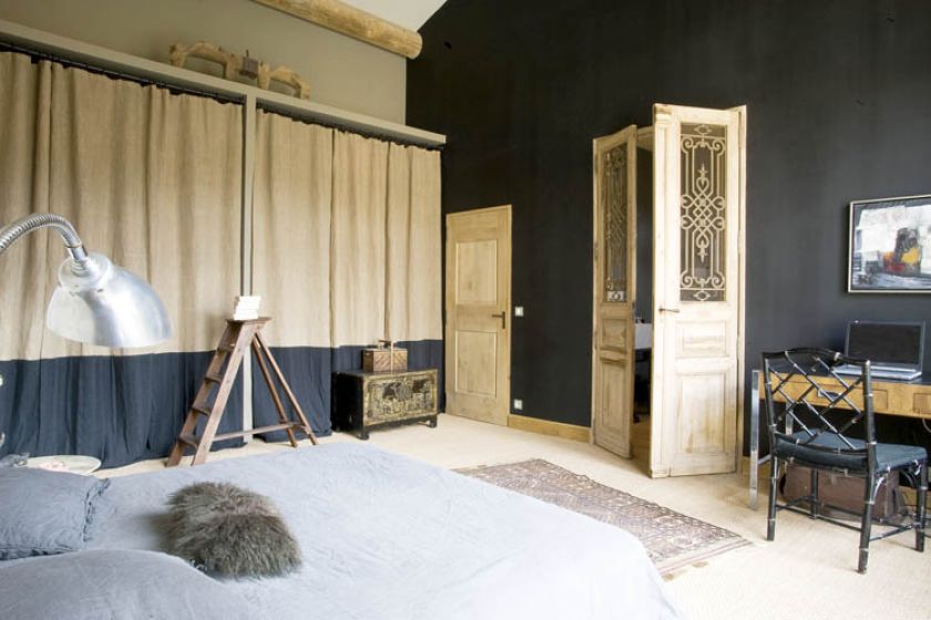 Naturalne materiały i nietypowe stare drzwi e sklepu Boiseries et decoration.