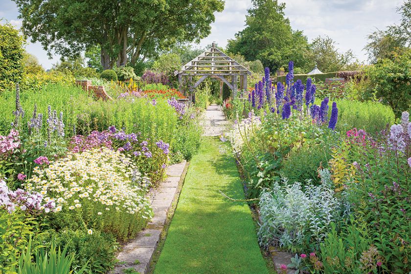 Tulipany, powojniki i szałwie między altanami