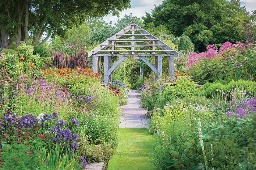 Tulipany, powojniki i szałwie między altanami