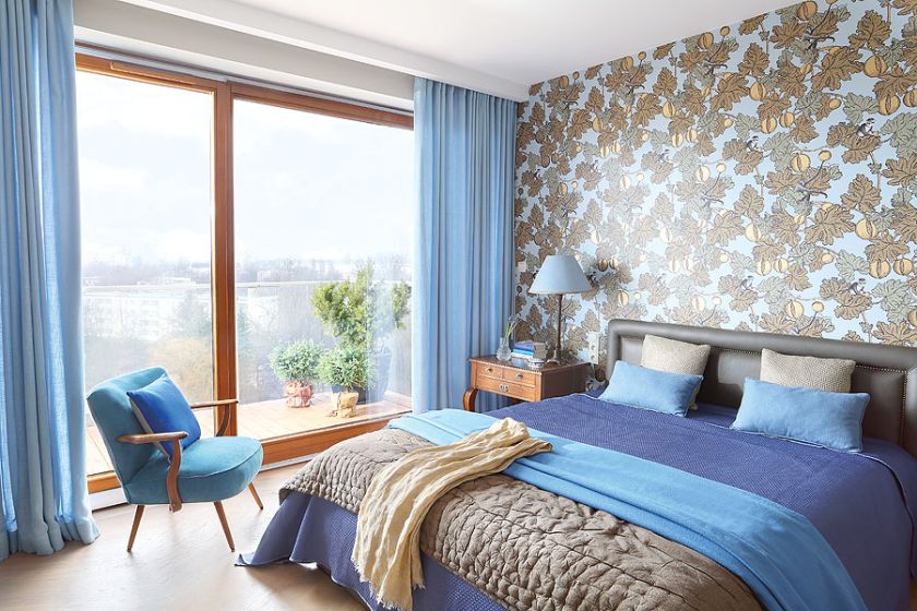 NIebieski to kolor trudny, chłodny, ale projektantka wybrała ciepłe odcienie i połączyła je ze złocistymi