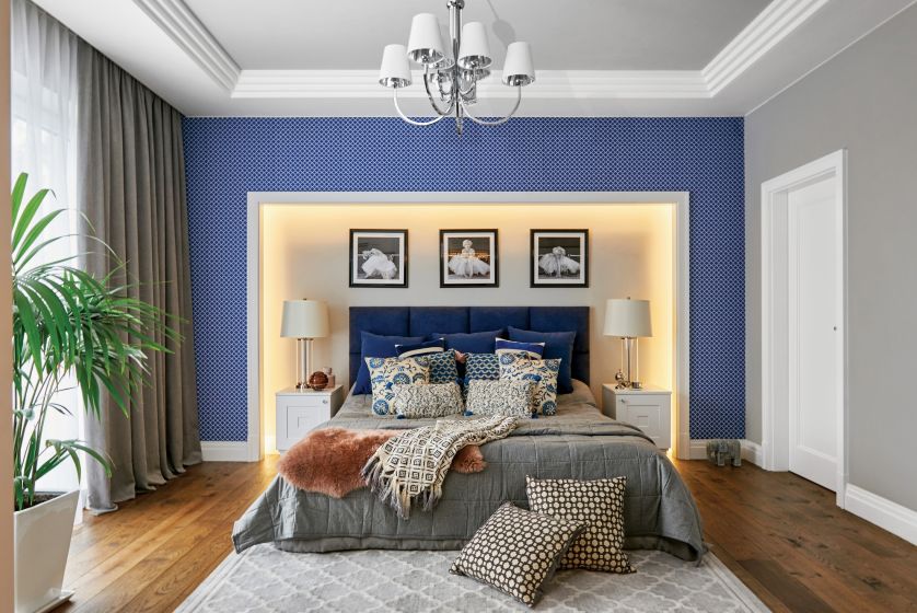 niebieska ściana w sypialni